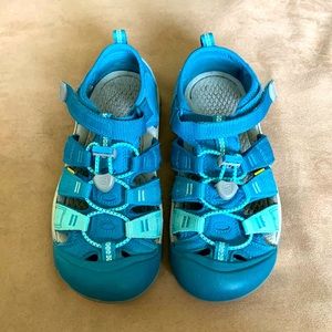 Size 3 youth Keen shoes